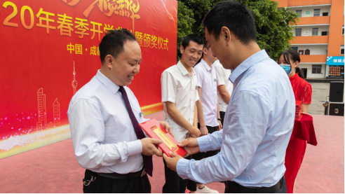 中國東方教育匠師:張興強 ▎不忘初心 新華十載風雨同舟