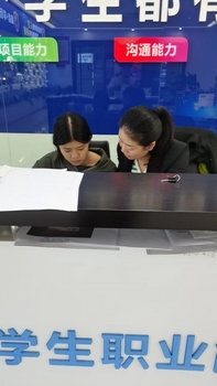 1698802231938070.jpg 與幼師班的學(xué)生就業(yè)交留03.jpg